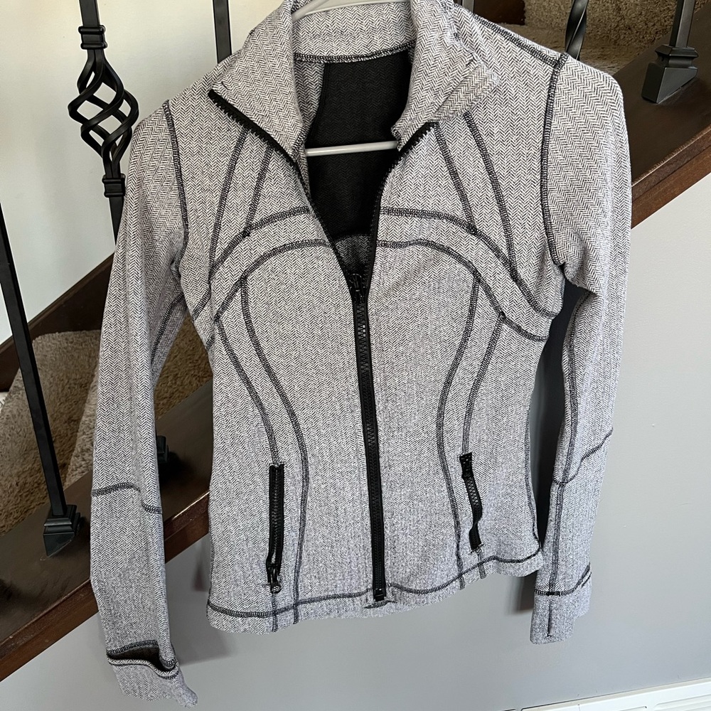 Good condition Lulu define jacket herringbone pattern